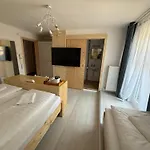 سي آم هالستاتيرسي فندق 2*